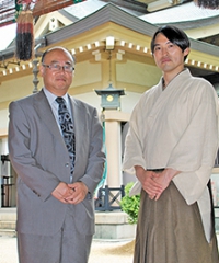 北川先生と森田さん社殿前.jpg