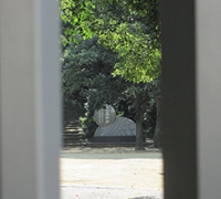 隙間から見る史跡碑.jpg