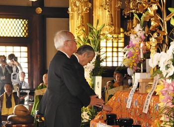 1411両当主焼香.jpg