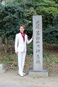 茶臼山の碑と桜花さんweb.jpg